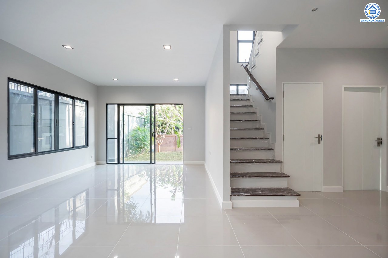 บ้านมือสองตกแต่งใหม่ โครงการ สราญสิริ ติวานนท์-แจ้งวัฒนะ1 หลังมุม เนื้อที่ 59.2 ตร.ว. ดีไซน์ตอบทุกไลฟ์สไตล์ ฟังก์ชัน 3 ห้องนอน 3 ห้องน้ำ จอดรถได้ 2 คัน Living ชั้นบนกว้างขวาง บนทำเลติดถนนใหญ่ เชื่อมต่อทุกเส้นทาง ใกล้จุดขึ้นทางด่วน "ศรีสมาน"